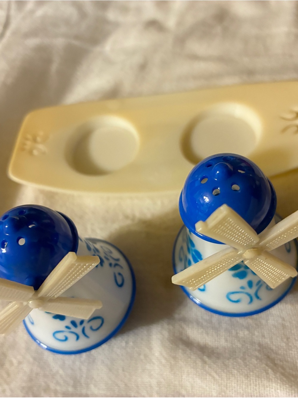 Vintage Blue and White Windmill Salt & Pepper Shakers with Stand 70s - Picture 4 of 7